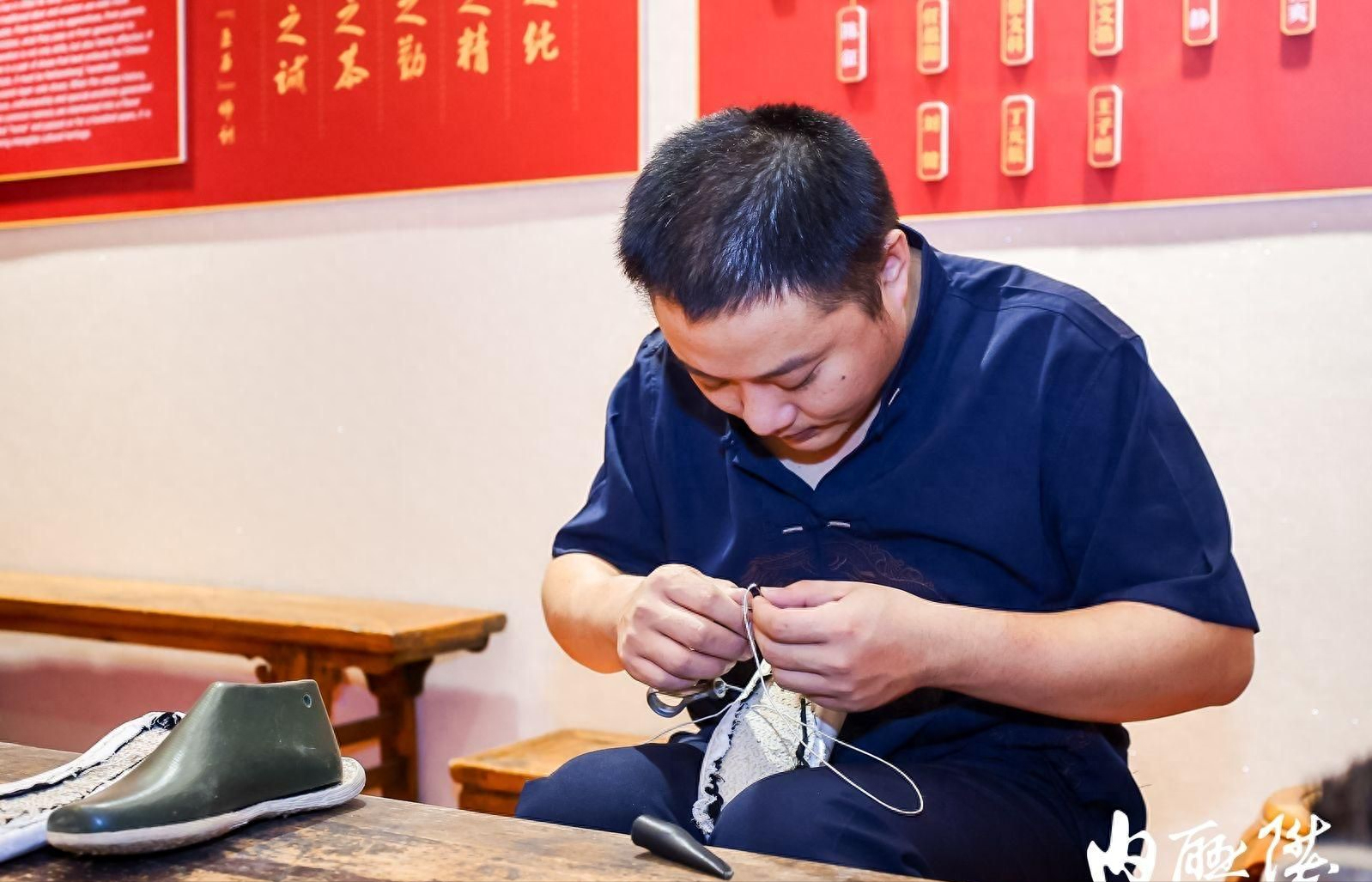 9月28日，全国首家布鞋主题博物馆——“北京布鞋文化博物馆”举办揭牌活动，该博物馆位于内联升大栅栏总店三层。据悉，北京布鞋文化博物馆面积约500平方米，包含了交流展览、非