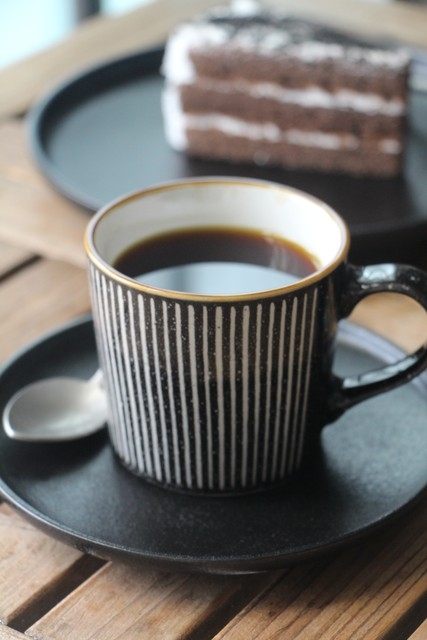 A.什么是黑咖啡，黑咖啡怎么定义，有那些特点？黑咖啡是指没有任何添加的原味咖啡，是咖啡中最纯粹的一种。黑咖啡在冲泡过程中不添加任何纯奶，鲜奶及其他奶制品或糖类制品的咖