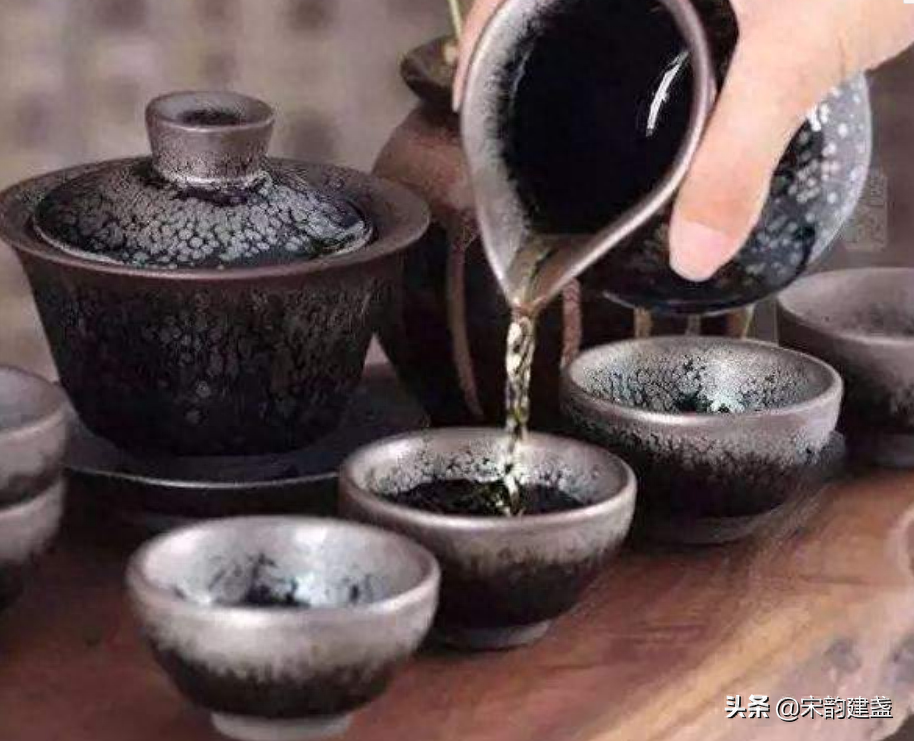 一、盖碗盖碗是什么碗？顾名思义有盖的茶碗，由三个物件组成，分别是茶碗、茶盖和茶船。盖碗又称“三才碗”，即天、地、人；茶盖在上是为天，茶托在下是为地，茶碗居中是为人