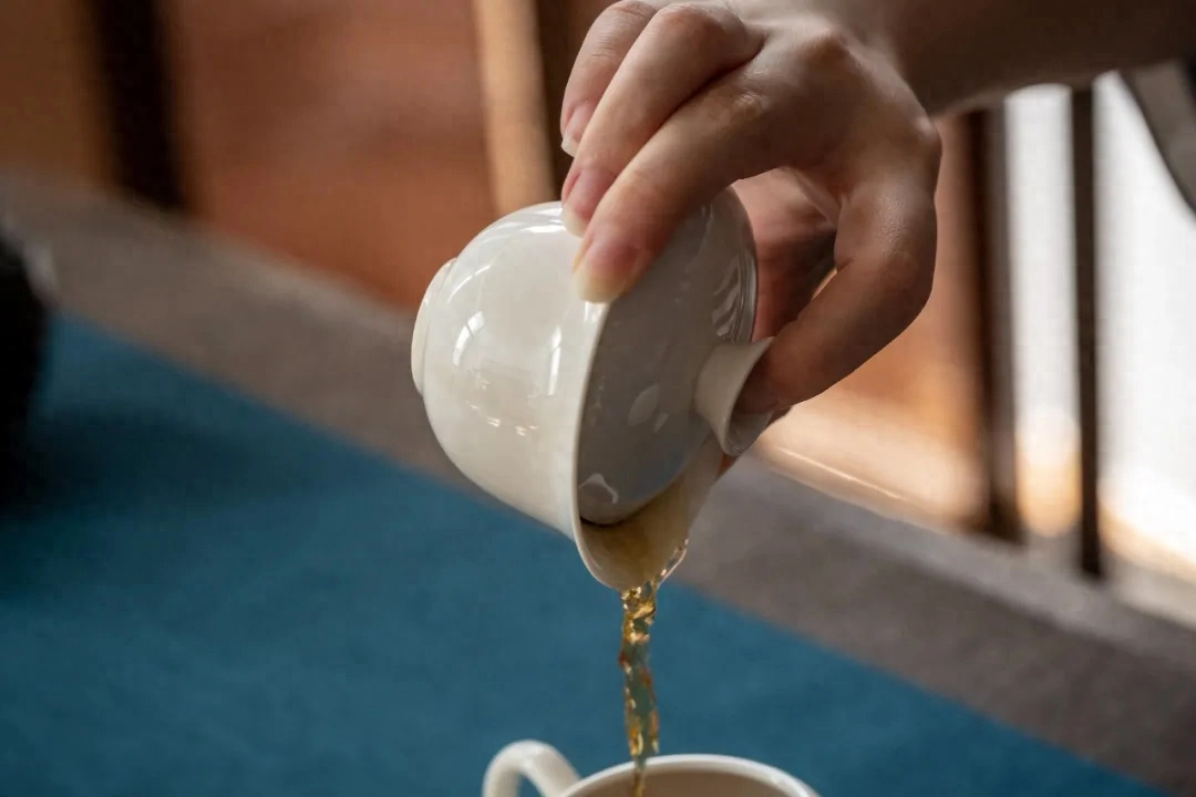 武夷岩茶，一向以其幽香馥郁之独特岩韵受到茶客们喜爱。其冲泡方式也颇为讲究，需掌握好投茶量，沸水高冲，快速出汤，方能激发茶香，使茶汤滋味醇柔不苦涩。此时，选上一款合