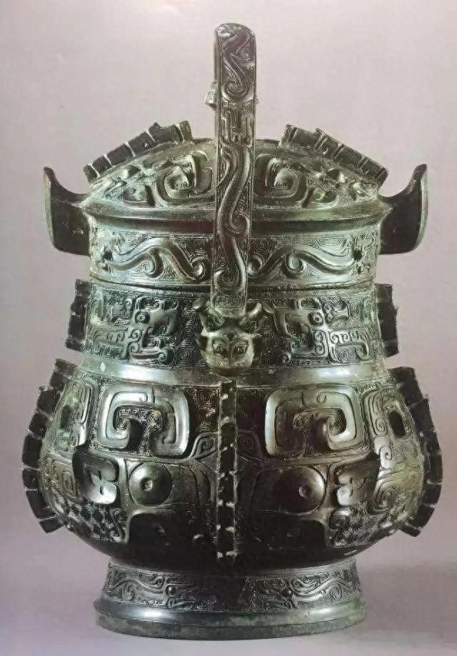 卣，是一种青铜器皿，属于中国古代酒器。盛行使用时期为商代跟西周时期。当时用来装酒用。所以外观上大部分是圆形，椭圆形，底部有脚，周围雕刻精美的工艺图案。卣，口椭圆形