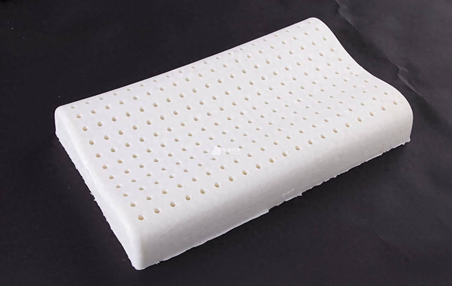 乳胶枕头的安全性引发了争议，但并不意味着所有的乳胶产品都是有害的。乳胶枕头作为一种日常用品，其安全性还是值得信赖的。然而，消费者在购买和使用时仍需注意一些问题。选