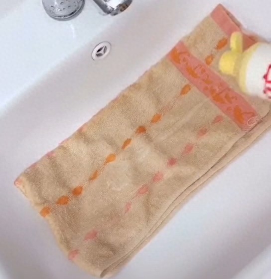 家里面的毛巾，最好是每个星期都清洗一次，这样才能保持毛巾的洁净，使用起来才更加的健康和卫生。今天教大家一个清洗毛巾的好方法，只需要用它来泡一泡毛巾就清洗地非常干净