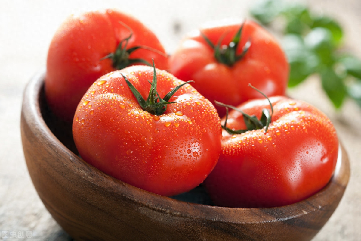 西红柿——即番茄，是生活中常见的水果，含有维生素C、胡萝卜素、蛋白质等多种营养成分，西红柿中有一种“番茄红素”，是非常强的“抗氧化剂”，含量也是其他果蔬所不能比拟的