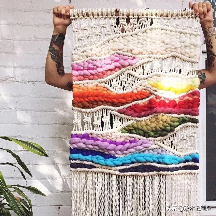 挂毯是家居装饰的一道风景线手工编织挂毯是一款色彩与纹理百变组合且风靡全球的艺术墙饰，充满了编织者创意及灵感的一种复古工艺，一杯茶的时间，在简易织布机上就能即时创意