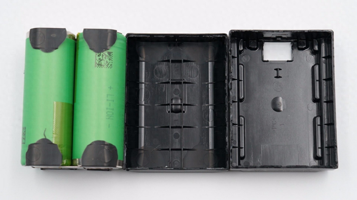 索尼相机闻名世界，因此相关第三方充电座以及电池等产品琳琅满目。最近充电头网收罗到了市面上包括品胜、沣标、绿巨能、绿联等品牌在内的九款电池，并进行拆解对比，一起来看
