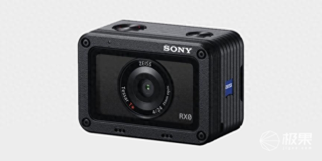 索尼黑卡系列迎来新成员，这款索尼黑卡为 RX0，是一款超小型的数码相机，支持防水，主打运动便携，专为 VR 和多机联动而设。简洁机身这款 RX0 的大小为 60 x 40 x 30 mm，重约 110g。长方
