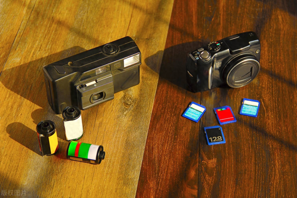 卡片数码相机什么时间出现的卡片数码相机最早出现于1996年左右，由东芝公司推出的 PDR-5 可以被视为第一款商用的卡片数码相机。不过，在此之前已经有一些数字相机问世，例如1988年