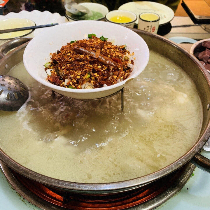 全羊汤锅是云南人民传统的风味美食，是一种非常大众化的美食。全羊汤锅不腥不膻，营养丰富，老少皆宜。其口味飘香四溢，肉味醇厚，鲜彻透骨，脱骨不离骨，且具有补中益气，滋