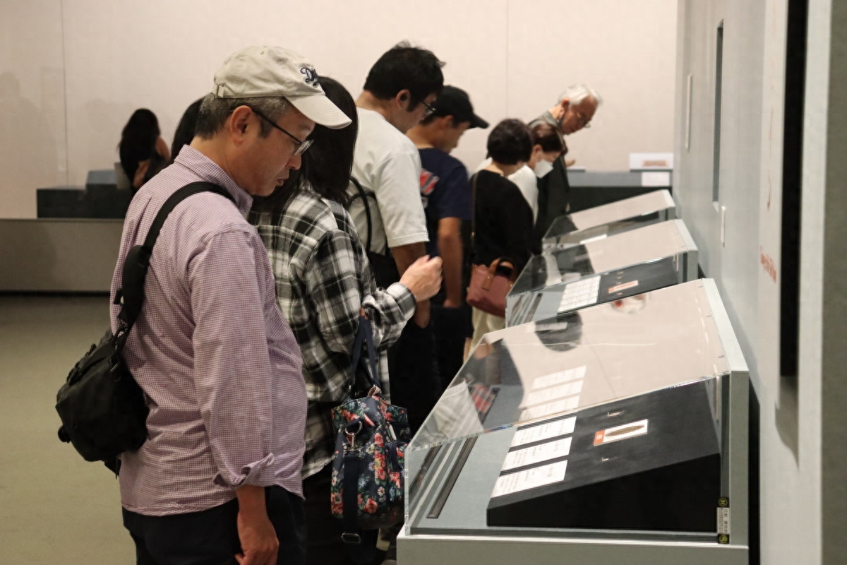 2023年10月8日，观众在日本东京富士美术馆参观“世界遗产 大丝绸之路展”。这是继2014年“丝绸之路：长安-天山廊道的路网”被列入世界遗产名录以来，首次在中国境外举办大型丝绸之