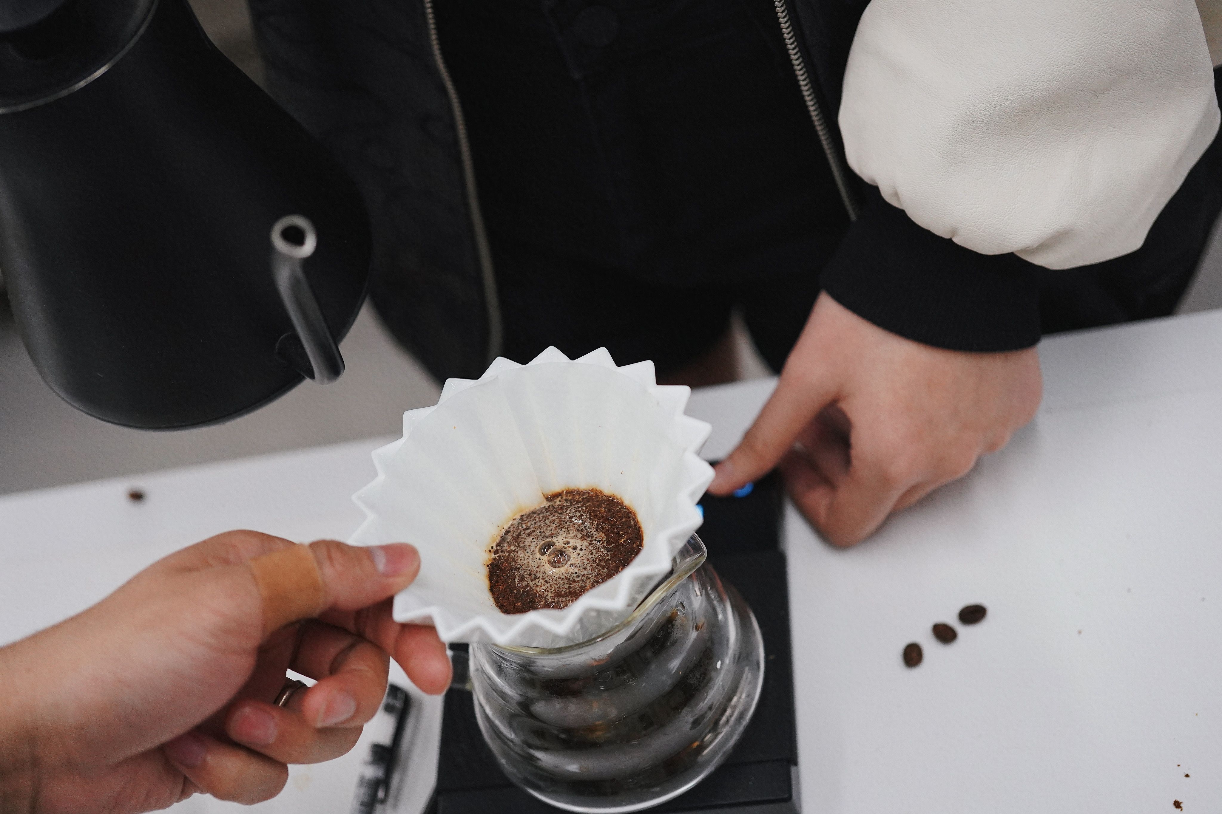 学会了手冲咖啡的萃取手法，口感却差强人意？其实对咖啡影响最大的莫过于“研磨”的粗细度。由于咖啡在萃取时，咖啡粉充分接触到热水，能够使咖啡中的风味物质散发出来；❗️