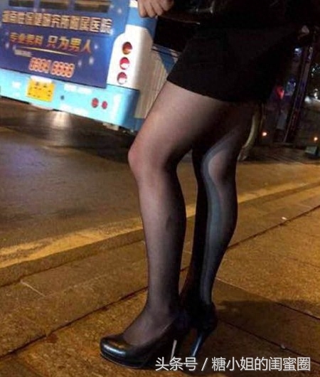 都说女人穿丝袜搭配高跟鞋就都是性感的代名词，让男人在视野上躲不过。而且穿上丝袜和高跟鞋的你，会变得很正点。丝袜和高跟鞋的重要性就是颜色和颜色的视觉效应。但是这几样