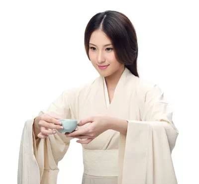 中国人的待客之道中，茶是必不可少的媒介。古诗就有“寒夜客来茶当酒，竹炉汤沸火初红”的句子。单单是一部《红楼梦》，里面客来奉茶的桥段就不胜枚举。第一回里，甄士隐命“