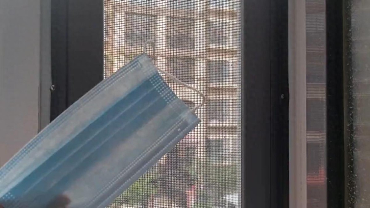为了日常生活的安全，家庭通常会安装纱窗。纱窗的安装不仅能够起到安全作用，平时想要开窗通风的时候，关闭纱窗可以防止一些蚊虫进入室内，并能过滤空气中的部分灰尘。但是，