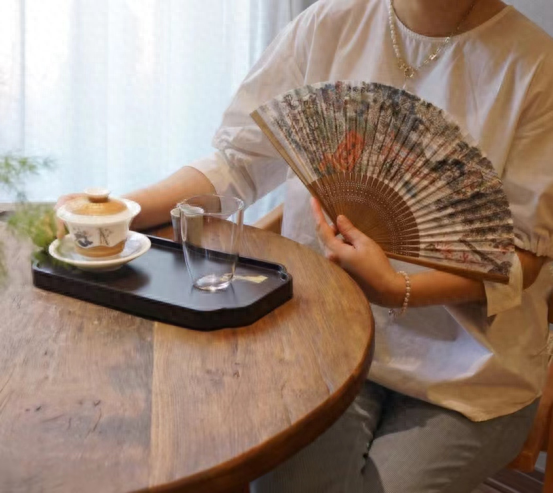 盖碗茶是“成都文化”的代表也是四川传统的风俗代表。无论是在装饰雅致的茶楼还是在人声嘈杂的茶铺捧一盏盖碗茶用茶盖轻拔茶汤馥郁的生活气息扑面而来在崇州，国家级非物质文