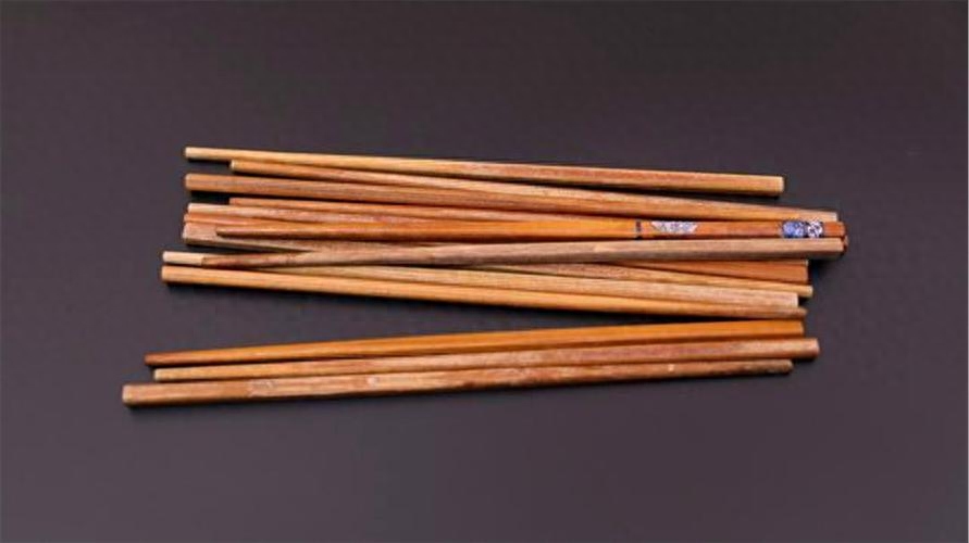  废弃的旧筷子不要扔，简单改造放家中，家家户户都需要筷子是中国餐桌上不可或缺的餐具之一，它承载着中国人几千年的饮食文化。每天，我们在家庭聚餐或餐馆享受美食时，都会用