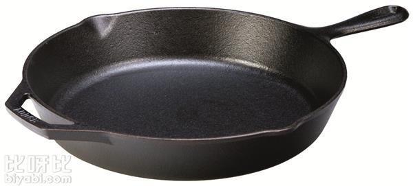 Lodge 10英寸平底铸铁煎锅 L8SK3美国制造，已经过养锅处理。采用砂模铸造工艺，铁水浇铸，一体成型。不含铅、镉等有害物质， 铸铁锅在烹饪时更加受热均匀，做出的食物就是有“锅气