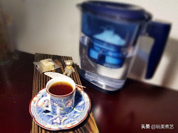 在家有它,你也可以喝到一杯星巴克咖啡一杯苦苦涩涩的黑咖啡走进中国,喝它,是时髦象征,再苦再涩,加糖加奶也要喝下去,确实加了奶与糖能改善苦涩,于是有了奶泡加入咖啡中的卡布奇诺