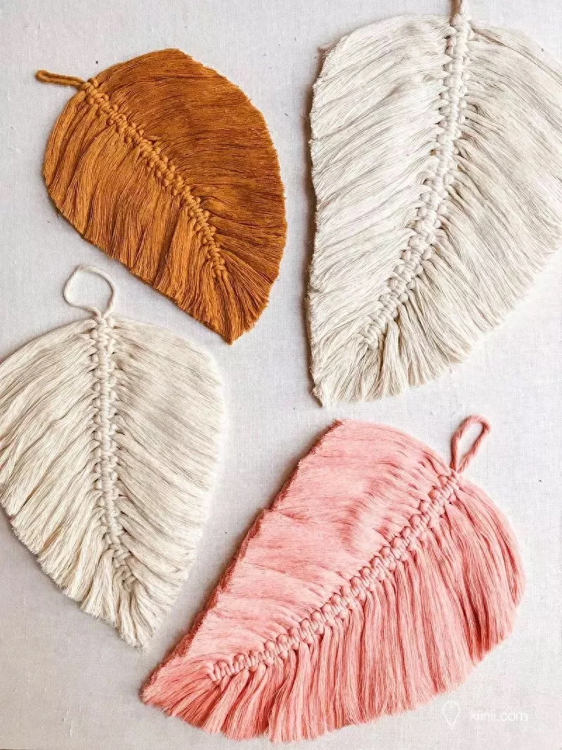 一个简单而美丽的绳编教程，使用简单的棉绳，编织羽毛造型的装饰物，既简单而美丽，而且还是目前流行与社交平台的绳编造型哦。成品看起来是不是很美，既像羽毛又像是树叶，喜