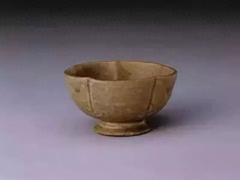 高足杯这一器型最早见于隋李静训墓，但数量很少，一直到两宋都没有成为流行式样，至金元时代，高足杯大盛，所以仍然可以认为是从北方游牧民族传入中原的。就元代高足杯来说，