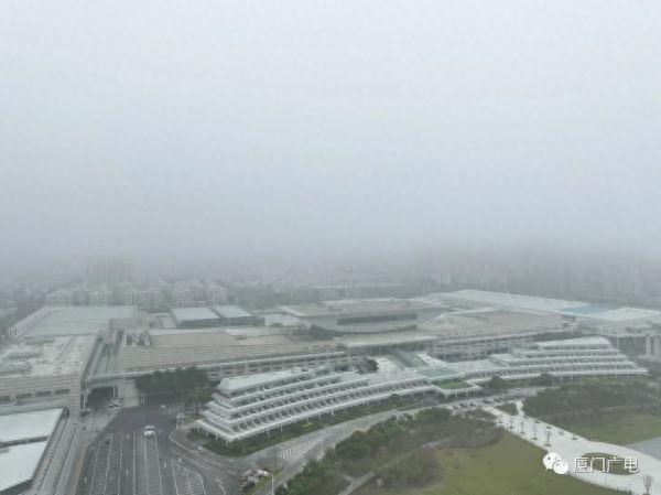 大雾弥漫！今天一早，厦门就开启了“腾云驾雾”模式白茫茫、雾蒙蒙的一片~高楼被笼罩在云雾里厦门市气象台昨天23时47分继续发布大雾黄色预警信号同时，空气湿度基本保持在80%以上