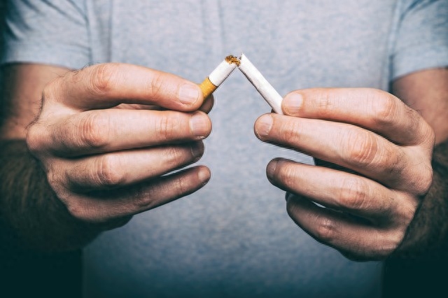2021年5月26日，国家卫健委和世卫组织驻华代表，共同发布了《中国吸烟危害健康报告2020》。报告显示：我国吸烟人数超过3亿，15岁及以上人群吸烟率为26.6%，其中男性吸烟率高达50.5%。