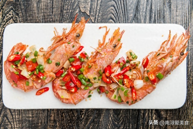 大虾是一种美味的海鲜食材，其鲜美的口感和丰富的营养让人大呼过瘾。然而，如果每次都将大虾简单地煮着吃，难免会让人觉得单调乏味。现在是时候学会一些新的大虾烹饪方法，为