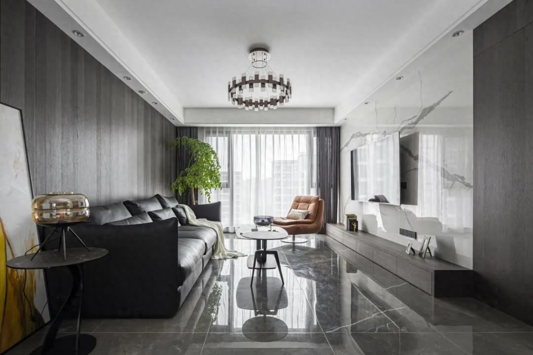今天分享的是一套139平米现代风格案例，总体灰色与白色石材质感的配搭，添加灰色的木饰面板材料，再摆着当代新潮家具的，营造出一种绮丽雅致的生活氛围。客 厅▲客厅装修总体现
