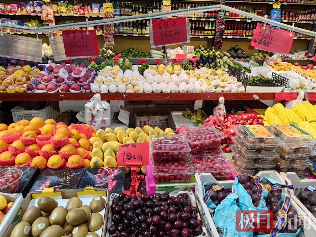 极目新闻记者 曹磊5月中旬，气温升高，水果市场上的品类越来越丰富。细心的市民可能会发现，在这个春天几乎迎来“榴莲自由”之后，还有多种在上市初期价格高企的时令果品，也迎
