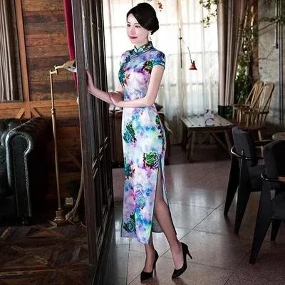 奥黛（Ao Dai），是中文对越语Ao Dai的音译，是越南的国服，它在越南南方发音发作ow yai，而在北方发作ow zai。奥黛由上衣和裤子组成，上衣的上半段酷似中国的旗袍，长及脚踝，只是胸