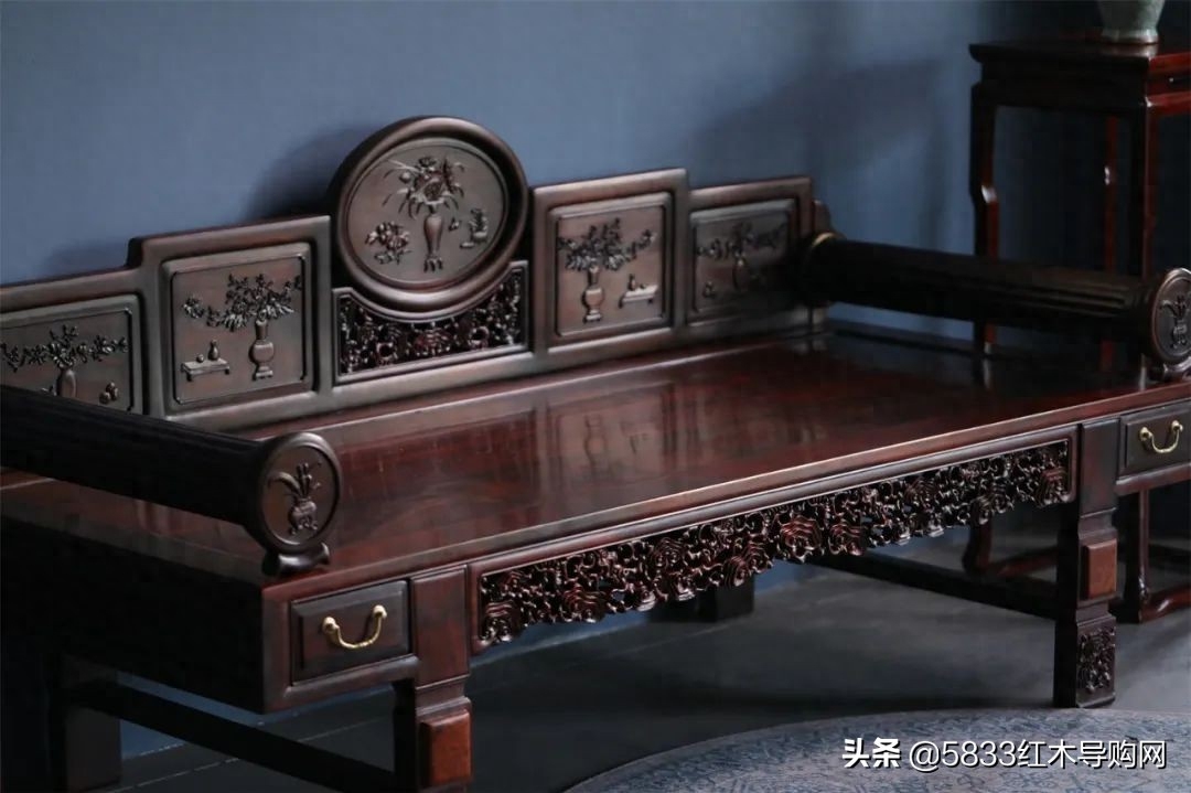 大红酸枝雕博古纹灵芝纹贵妃榻说起中国经典的卧具，人们印象中总是只有架子床、拔步床、罗汉床等。其实在中国历史上有这么一种专门为女性所用的卧具，似床非床，其型属榻，还