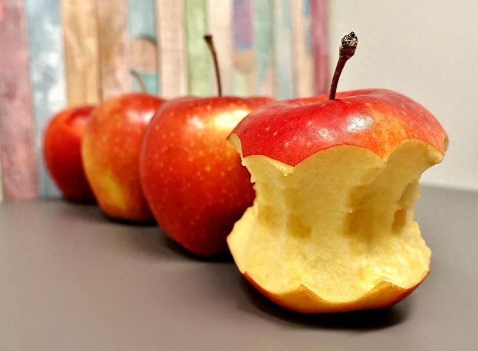 作为最常见的一种水果，苹果，几乎没有人不偏爱它，更有一年四季都喜欢囤苹果的人，在民间还有着“水果之王”的称号。据调查发现，还有很多长寿老人有每天吃一颗苹果的习惯。