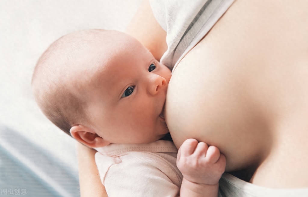 一般新妈妈产后2~3天会感到乳房发胀，并可挤出少量乳汁，这是正常的生理变化。为了减少哺乳新妈妈的乳房胀痛和尽快下奶，可采取如下措施护理乳房。1.不要喝过多肉汤在产后3~4天内