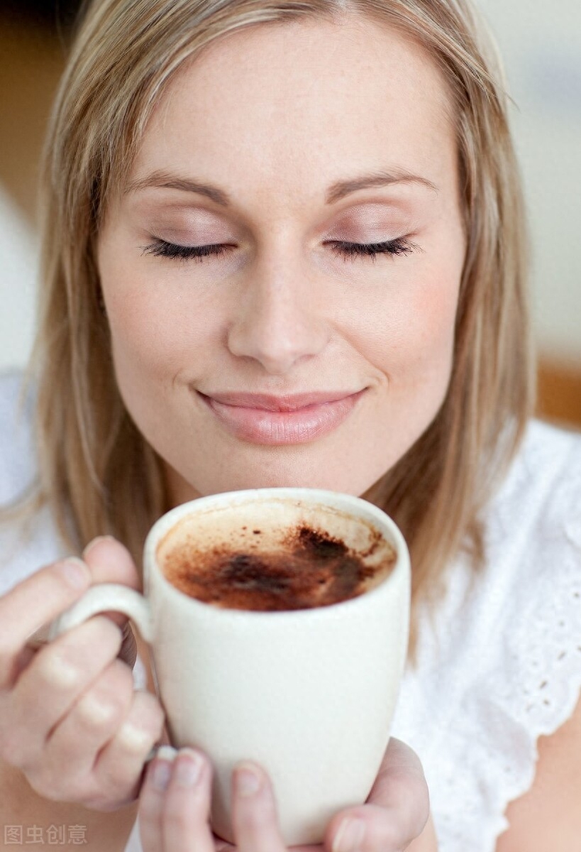 不少人喜欢喝咖啡，那么咖啡到底是不是健康饮品呢？如果是健康饮品能不能多喝几杯呢？今天我们就总结关于咖啡与心血管健康的研究，尤其是那些平时喜欢喝咖啡的朋友，可以看看