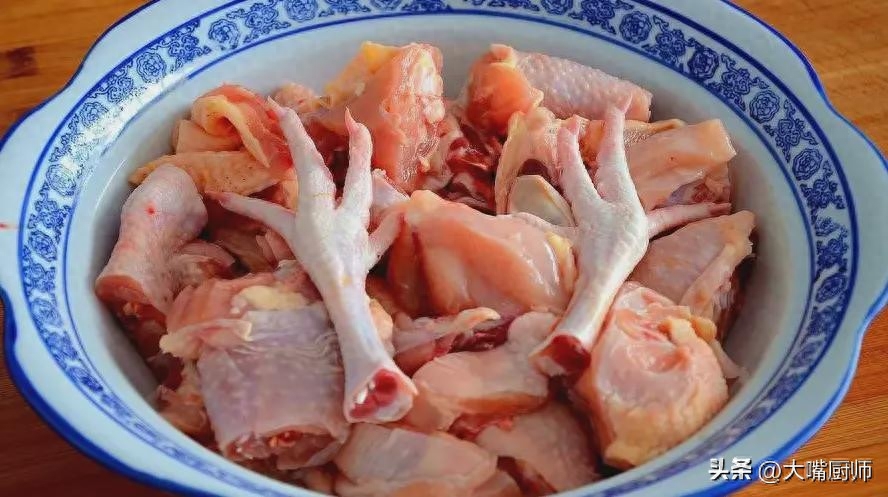 爱吃鸡肉的要收藏，教你4种家常做法，营养美味，开胃解馋特下饭在中国人的餐桌上，吃得最多的肉类，猪肉常年排第一，鸡肉也是千年老二，中国人就是爱吃猪肉。其实对比起来，鸡