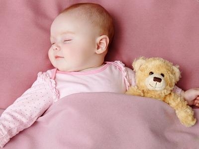 良好的睡眠对于宝宝的健康非常有帮助，但是很多的宝宝入睡都非常的困难，这不利于宝宝的成长，同时也给宝爸宝妈造成了诸多的困扰。为了宝宝的健康，大家一定要想办法改善宝宝