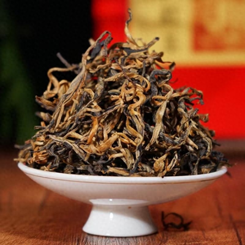 大家好！我是普洱茶商阿凯在中国十大茗茶排行榜中，可能铁观音的名气不一定是最响亮的，但确实让人印象最深刻，曾经喝它的人最多的，可即便如此，从它爆红到跌下神坛无人问津