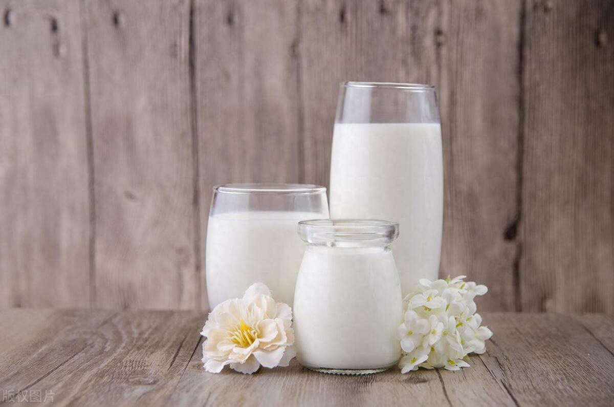 牛初乳是指母牛产犊后三天内的乳汁，与常乳相比，含有更多的蛋白质、矿物质和免疫因子等营养成分，具有很高的营养价值和保健功能。然而，市面上的牛初乳产品种类繁多，如何鉴