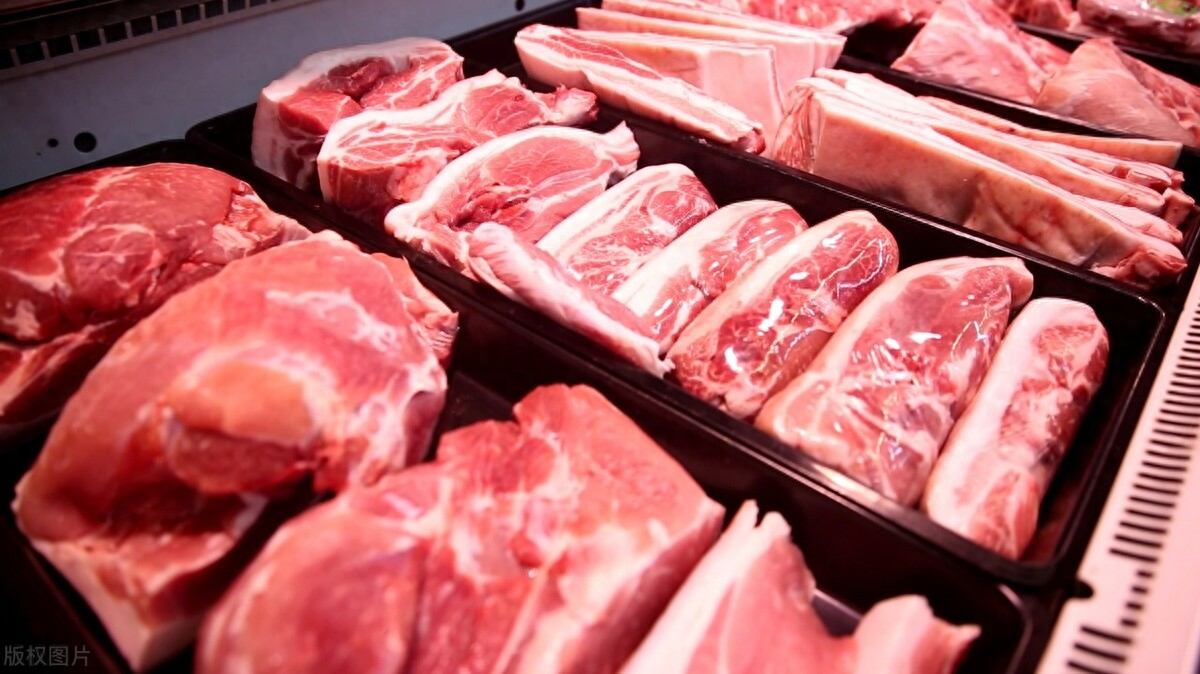 据商务部市场运行监督系统显示，上周（11月14日至20日），全国食用农产品价格比上一周下降0.5%。这其中猪肉价格每公斤33.27元，下降了1.0%，30种蔬菜平均批发价格下降了2.2%，降至4.4