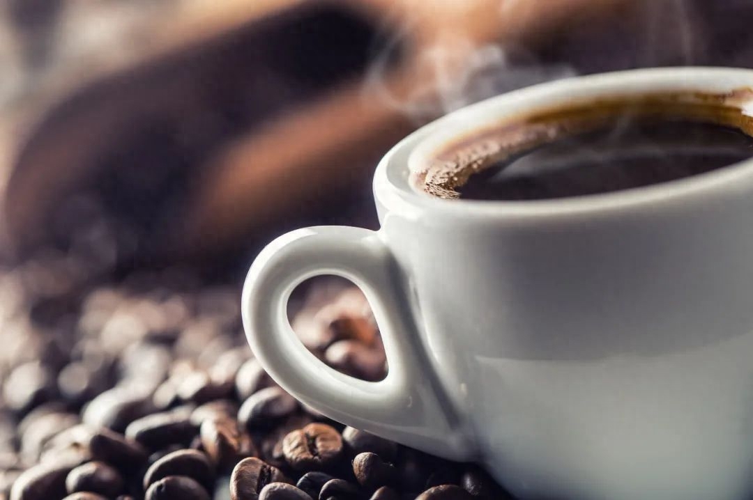 文/牛荷图/图虫创意用一杯咖啡开启一天的工作，已经成为越来越多人的选择。速溶咖啡、咖啡液、冻干咖啡、冷萃咖啡……市面上咖啡的产品种类繁多，人们挑得眼花缭乱的同时，也不
