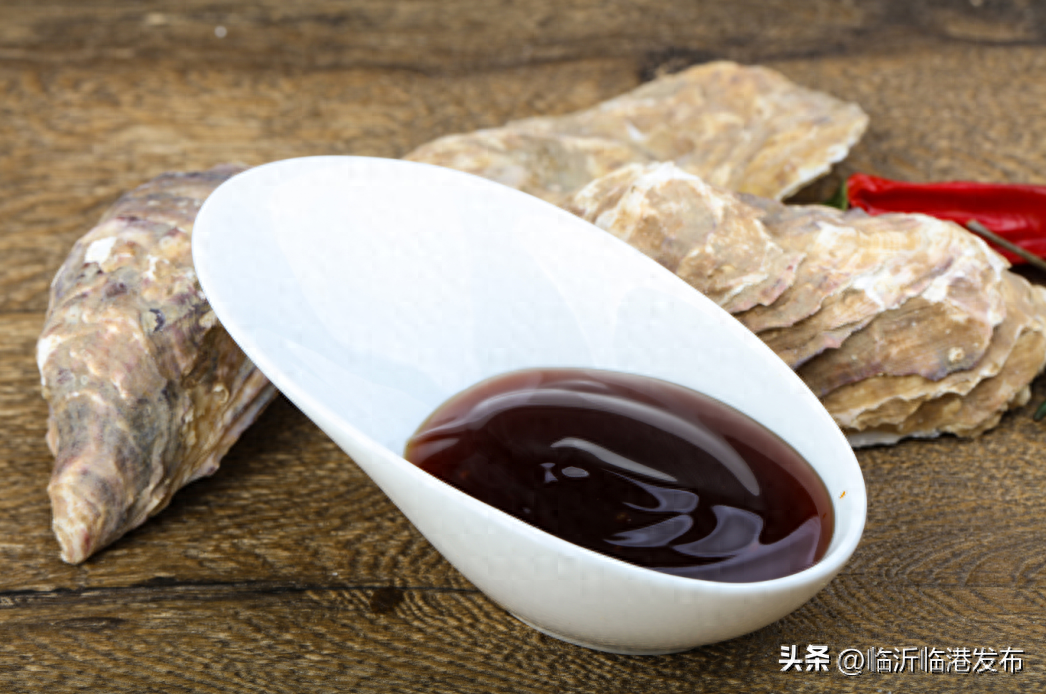 蚝油，是中国人厨房中最常见的调味料，具有浓郁的咸香味与微甜的口感，不仅可以增添菜肴的鲜美，还能让食物更美观诱人。可是，有人说，“蚝油吃多了会致癌，千万不要再吃了！