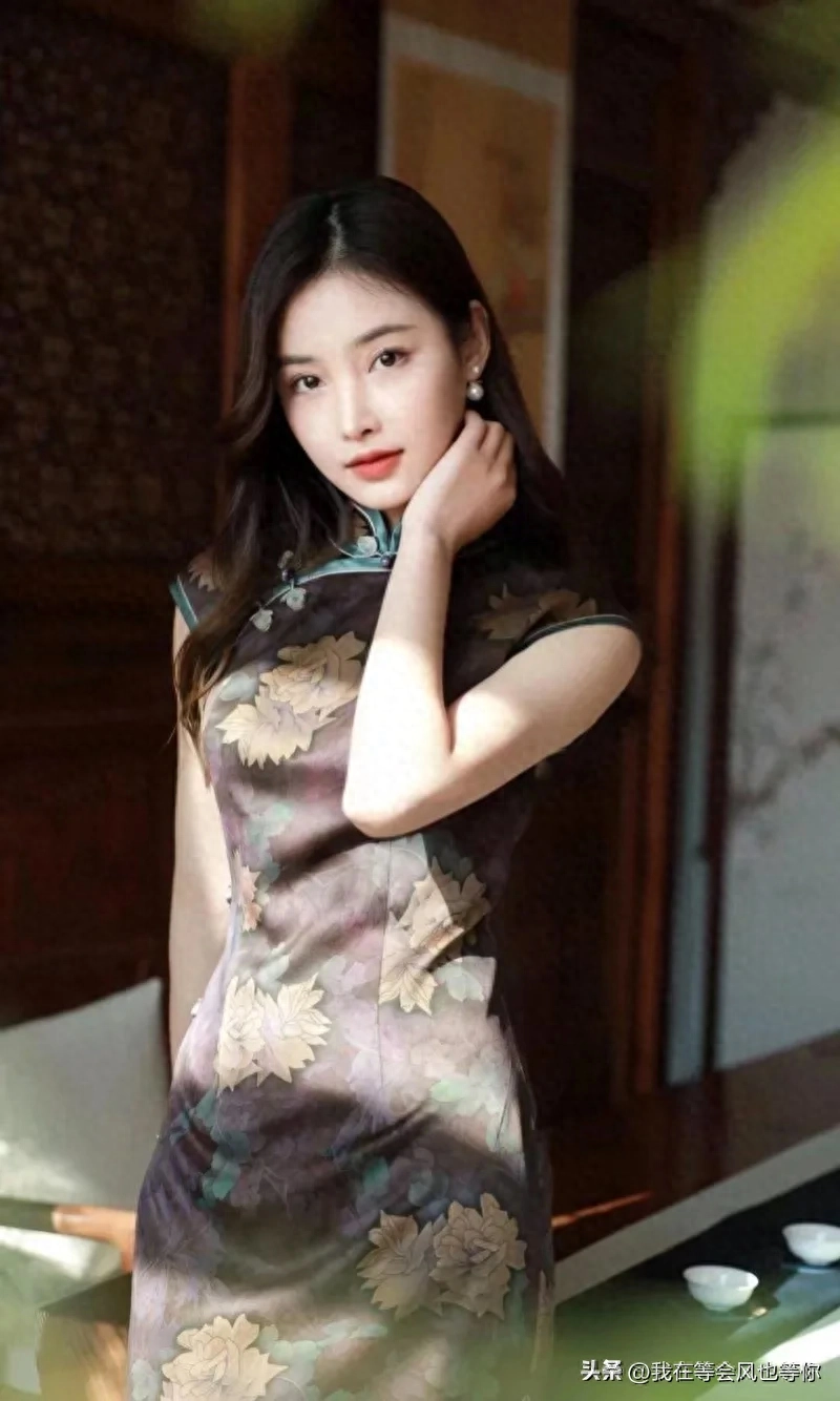 在中国的传统文化中，旗袍是一种非常具有代表性的服饰，尤其深受女性的喜爱。旗袍的美感与女性的身姿完美结合，展现了别具一格的魅力。因此，旗袍美人成为了人们赞誉女性的一