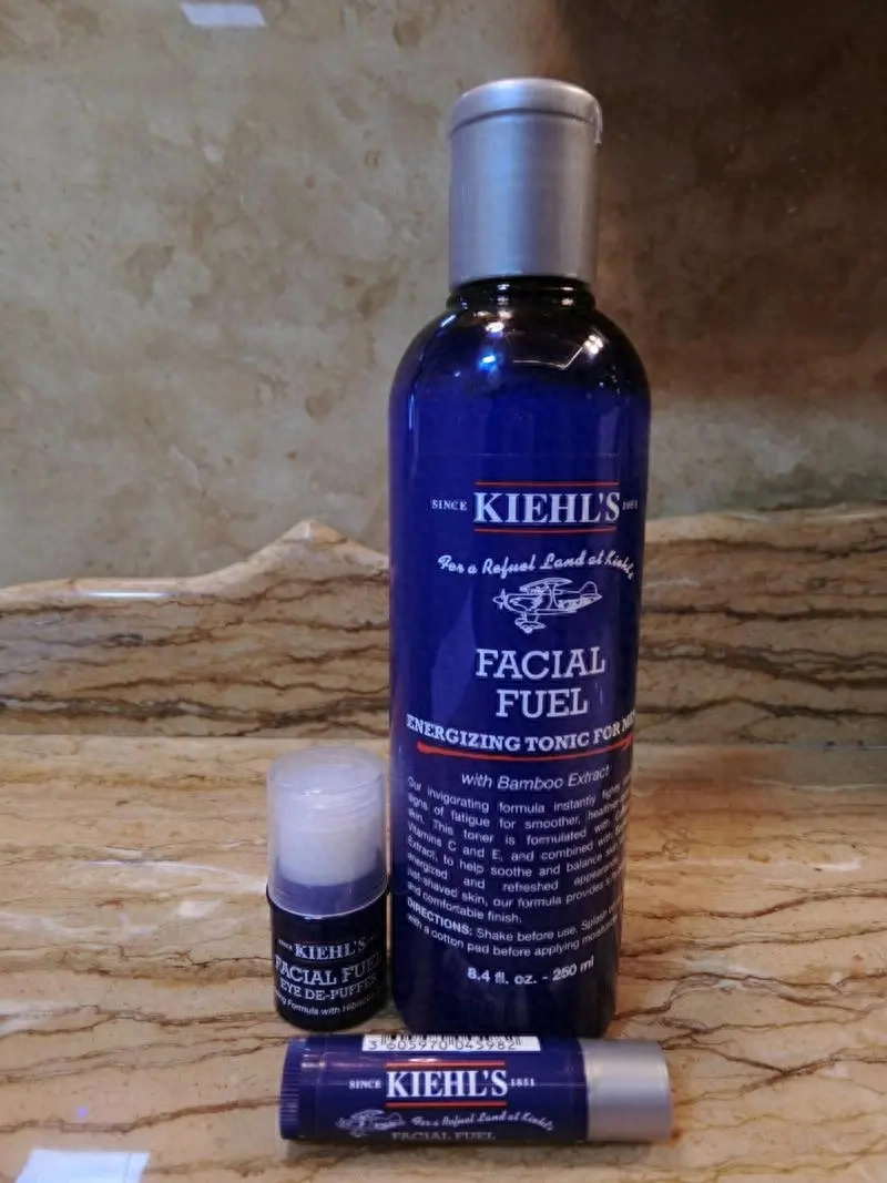 科颜氏（Kiehls）是一家源自纽约的皮肤护理品牌。它的历史可以追溯到1851年，当时公司的创始人John Kiehl在纽约的第三大道上开设了一家药房，销售各种中草药、药膏等药品。随着时间的