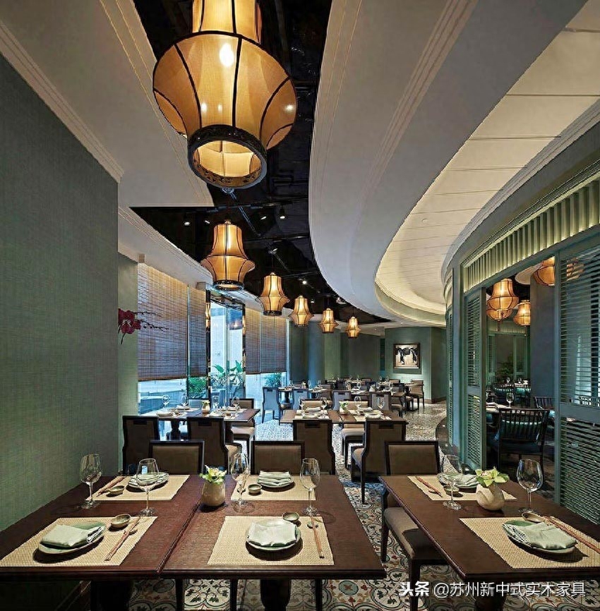 设计师以现代的笔触、具标志性的湖水绿色为主调，配合来自越南的传统陶瓷地砖及仿古家具装饰，建构出带有淡淡的Indochine特色的现代空间，令客人身处闹市中的越南餐厅，也能于其