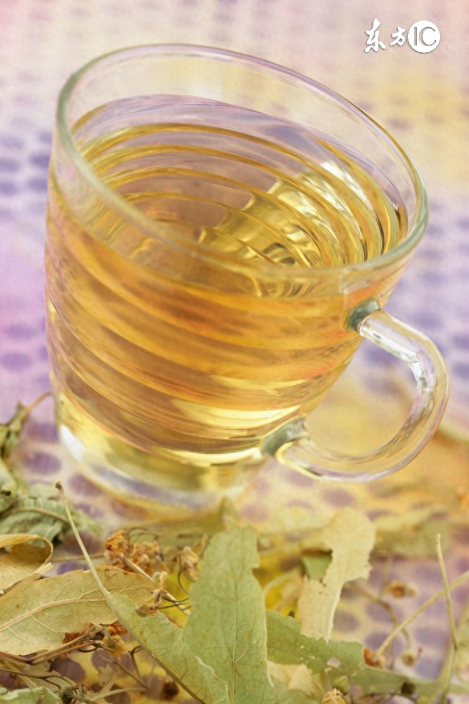 清澈透明的药茶药茶是传统医学宝库中一颗璀璨明珠。中医自古就有“药食同源，医养同理”的说法，许多中药既是药物，也是保健养生的佳品。只要合理的选材搭配，一杯普通的药茶
