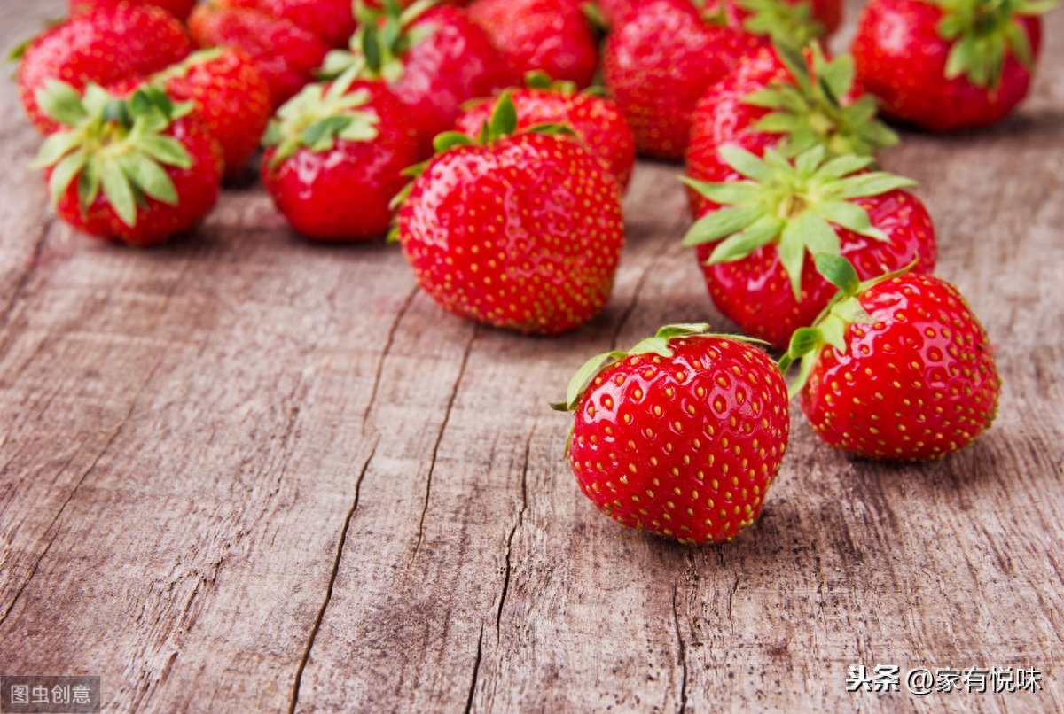 草莓被誉为“水果皇后”，已成为世界上最受欢迎的水果之一，一般每年的4月-7月份是吃草莓的最好时节，但由于冬暖大棚的原因，几乎一年四季都能吃到新鲜的草莓。只是冬季的草莓