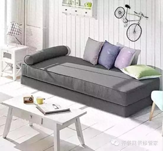 沙发床，顾名思义，既可以作沙发，也可以当成床。沙发床在小户型居室中，还扮演着举足轻重的角色，如有客人来访，局促的小空间里也能给客人提供一处栖息之地。灰色沙发床造型
