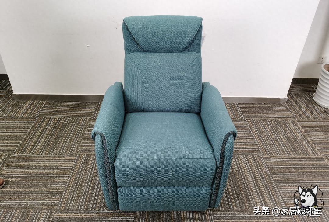 本期拆的顾家沙发，是款手动布座椅，到手价1299元，属于配置相对比较低、价格也比较便宜的。安装比较简单，靠背直接往坐垫上一插就可以了。 体验1、做工和舒适感整体做工比较工