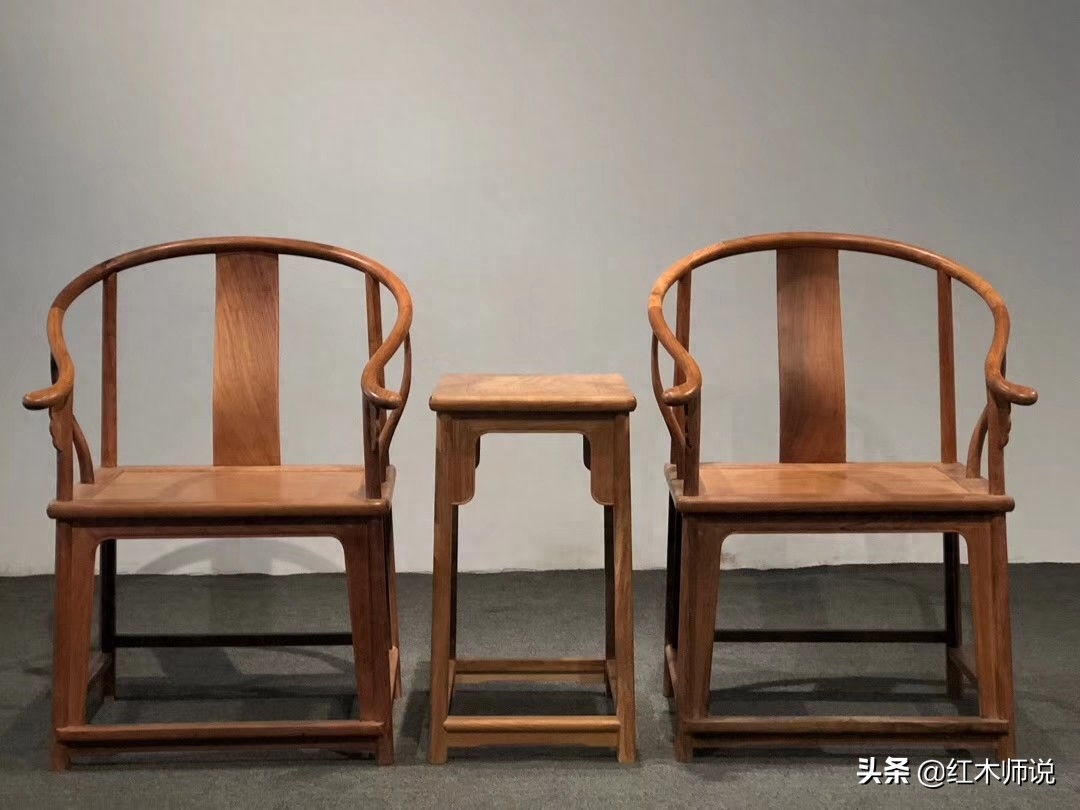 圈椅三件套 榫卯（sǔn mǎo）是在两个木构件上所采用的一种凹凸结合的连接方式。凸出部分叫榫（或榫头）；凹进部分叫卯（或榫眼、榫槽），榫和卯咬合，起到连接作用，结构严丝合