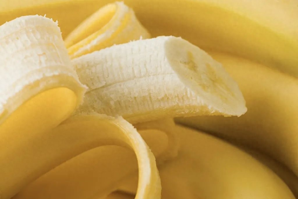 香蕉香甜软糯、方便携带、易消化，能及时给身体补充能量，而且不用清洗，剥皮就能吃，深受大家的喜爱。刚买的香蕉看着金黄诱人，但搁几天香蕉就会慢慢出现小黑斑，为什么香蕉